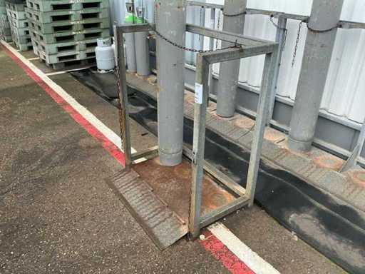 Gas cylinder rack