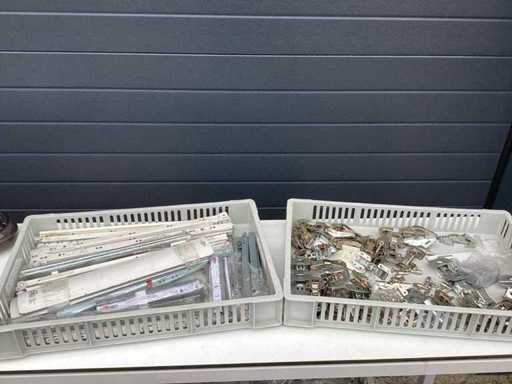 Charge von Schubladenschlitten und -scharniere, geliefert in 2 Kisten, Montagematerial.