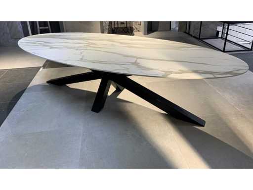 Table en céramique ovale avec pied en métal noir, 125cm x 290cm