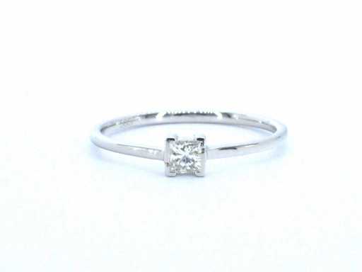 Witgouden solitaire ring met princess diamant