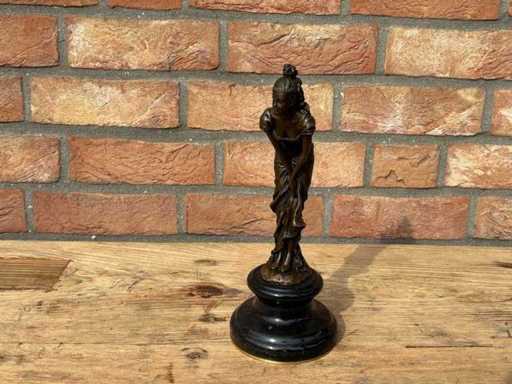Skulpturenfrau, 25 cm hoch
