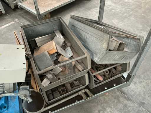 Boîte de rangement métallique avec contenu (4x)