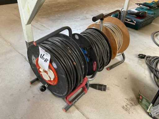 Verlängerungskabelspulen und Kabel (3x)