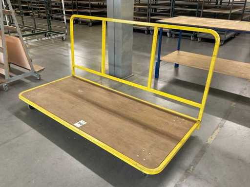 Plateauwagen met opstand