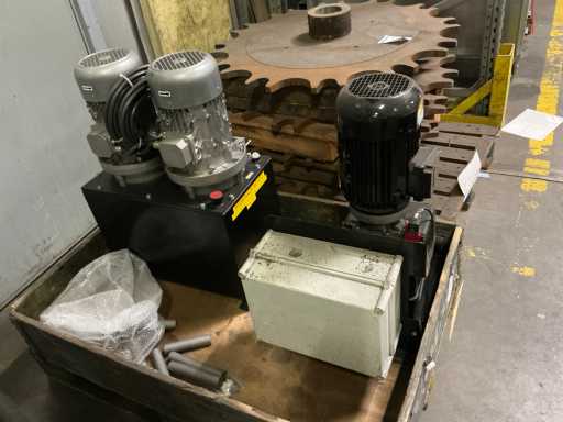 Various oil pumps (2x)