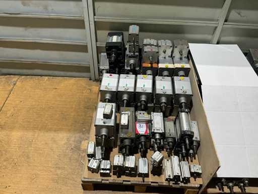 Batch of pneumatic cylinders of different diameters and lengths (approx 55)