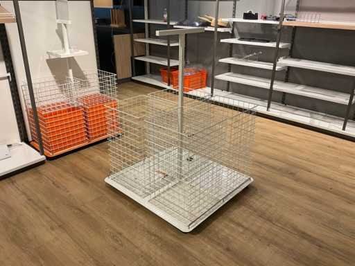 Metallterrasse mit 4 Drahtkörben