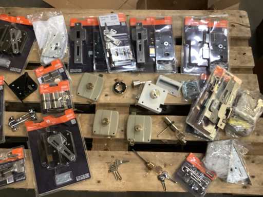 NEMEF miesza wiele ró?nych zamków i wk?adek b?benkowych