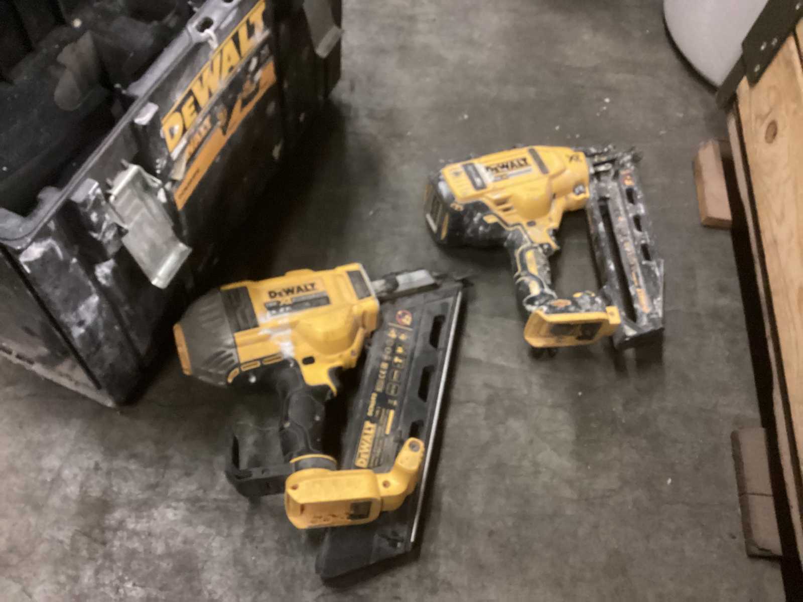 Dewalt tacker dcn692 hot sale