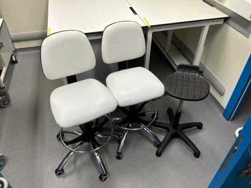 Chaises et tabouret (3x)