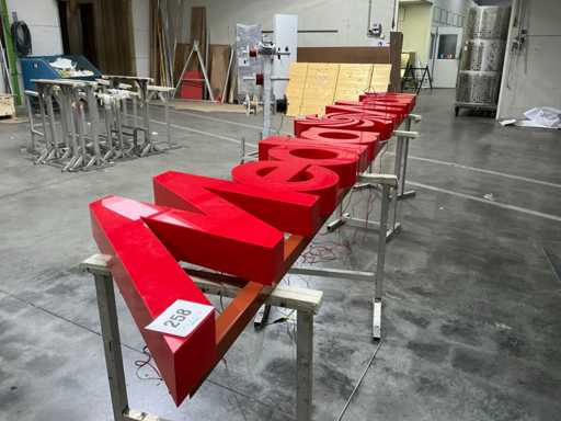 Reclamelogo voorstellende MEDIA MARKT (2x)