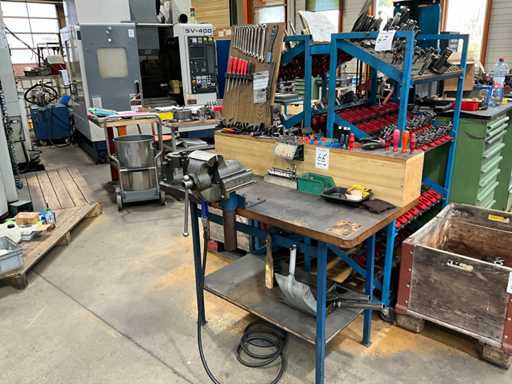 Werkbank met bankschroef en montagebeugel