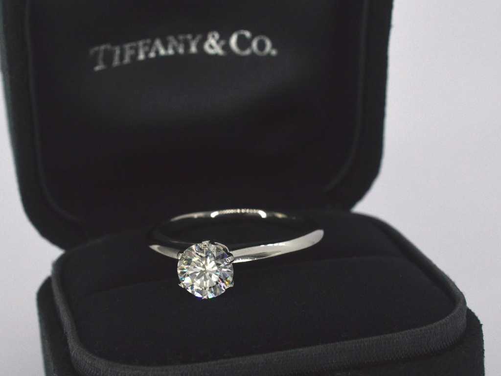 Tiffany & Co - Platinum "The Tiffany setting" ring with a brilliant cut Tiffany & Co diamond