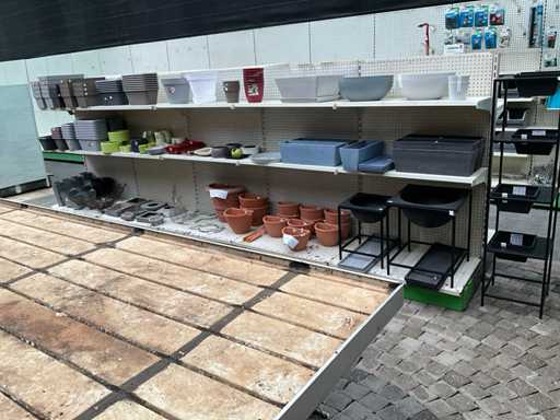 Batch of garden pots and accessories