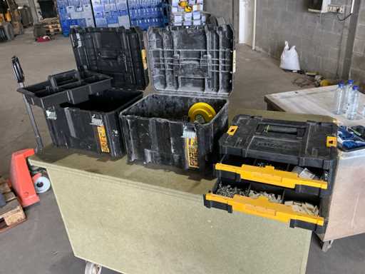 Cutia de unelte Dewalt cu conținut (3x)