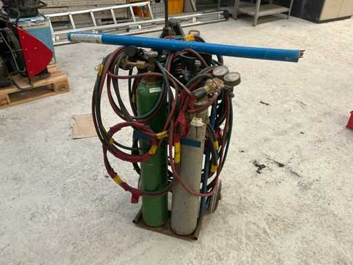 Chariot à bouteilles avec chalumeau de coupe