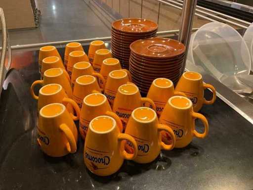 Chocomel-Party-Becher und Untertassen