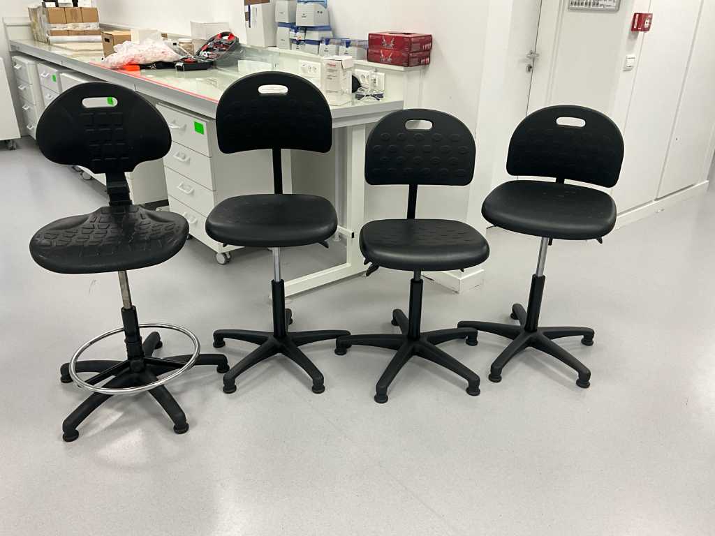 4 krzesła laboratoryjne