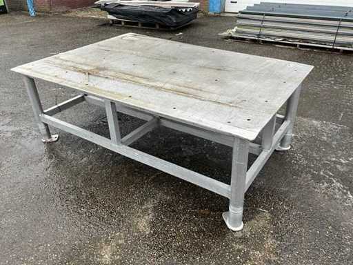 Arbeitstisch aus Aluminium