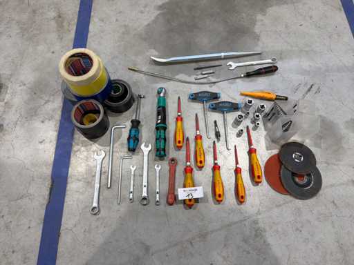 Batch of hand tools – including wrenches, screwdrivers, sockets and torque wrench