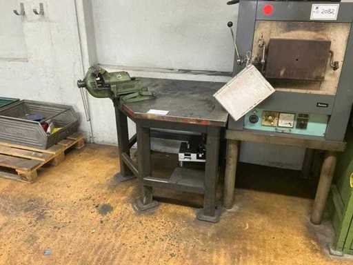 Corner welding table