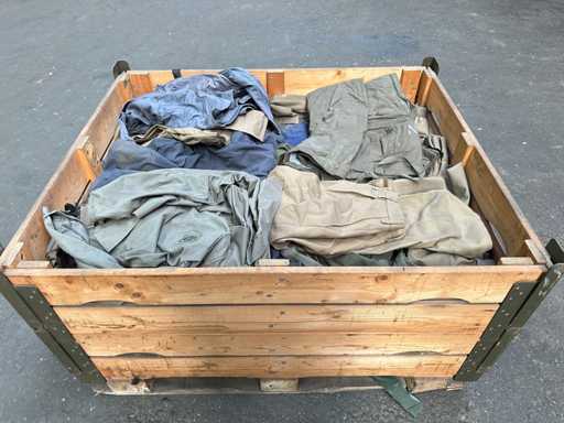 Charge verschiedener Armeehosen