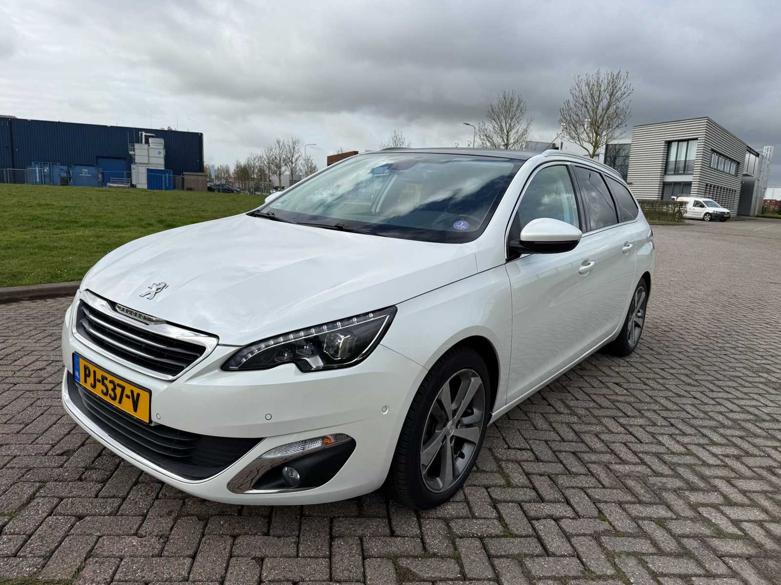 Peugeot 308 SW 1.2 PureTech Blue Lease Premium; PJ-537-V
