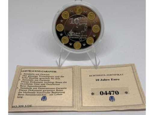Cuivre argenté avec plaquage partiel en or – pièce commémorative luxembourgeoise de 10 euros, diamètre de 40 mm.