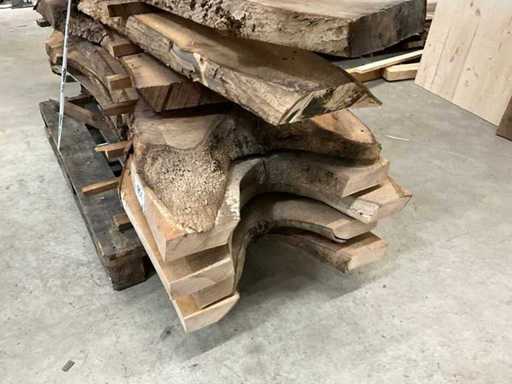 Walnut block / 2.00m long / diameter thickest part approx. 35cm / sawn into 5.5 cm / 5 planks
