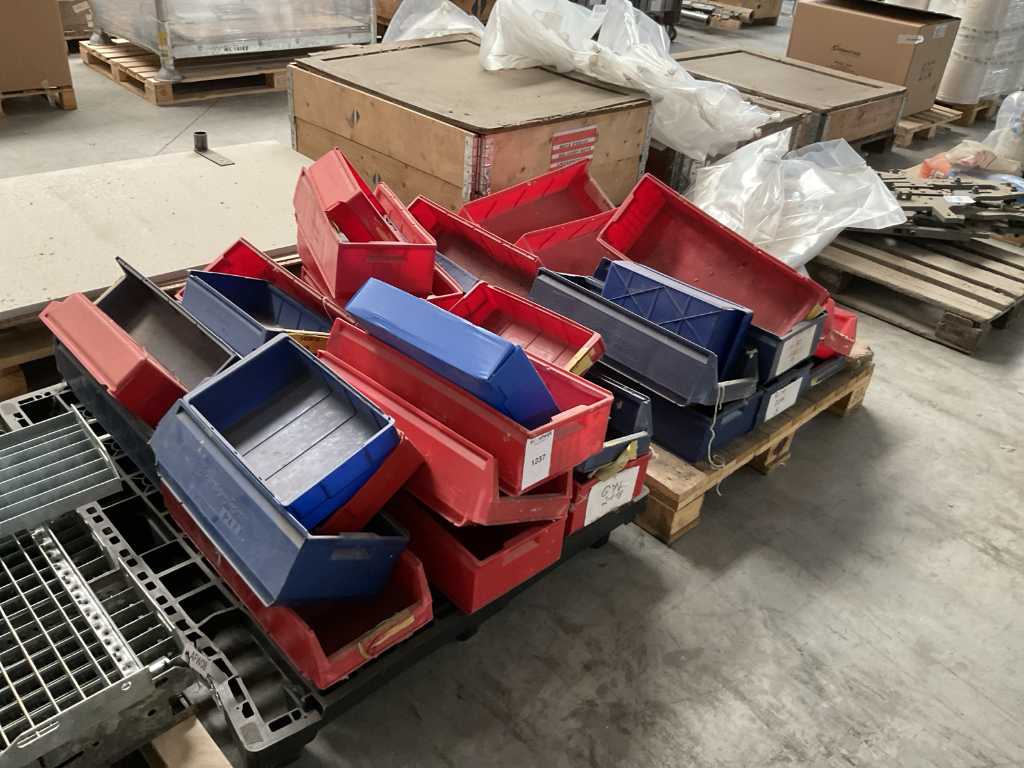 Batch of plastic storage bins