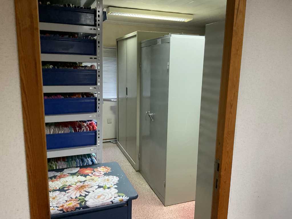 Metal filing cabinet (9x)