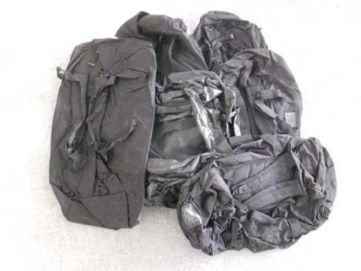 Mélange de sacs de transport de la police britannique, partiellement défectueux, dans 2 boîtes en bois (G2) (31x)