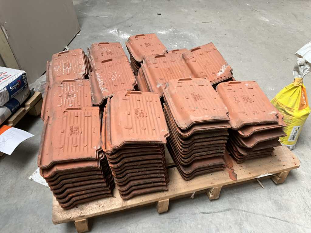 Pallet containing batch of roof tiles POTTELBERG