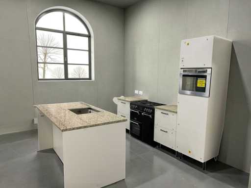 Eiland showroomkeuken met kastenwand