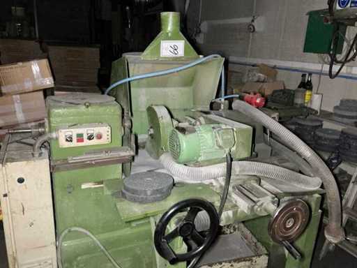 Single batch: assortment of grinding machines, lathes and workshop miscellaneous