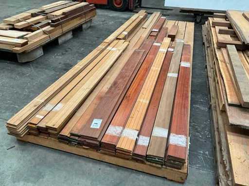 Série de diverses planches de bois