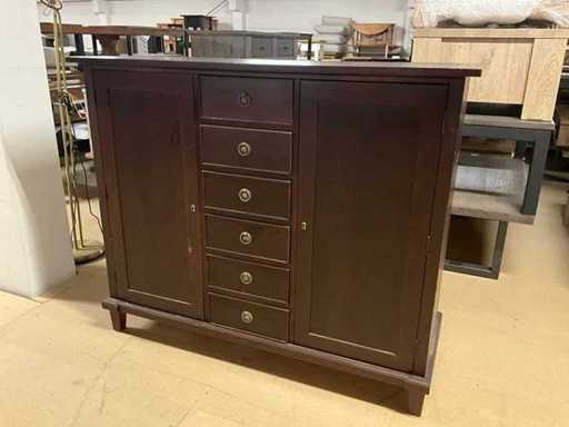 Seltsamer Wandschrank