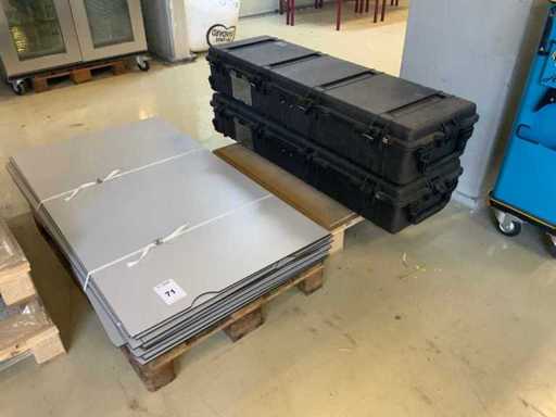 Flight case (2x) and pallet with trespa plate