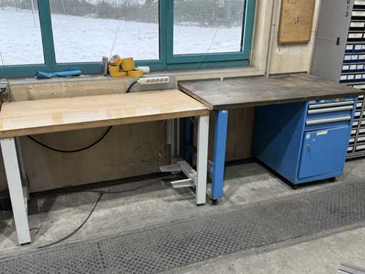   2 Werkbänke mit Inhalt