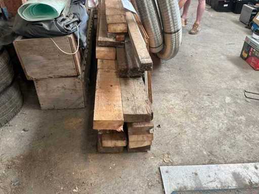 Diverses poutres et planches