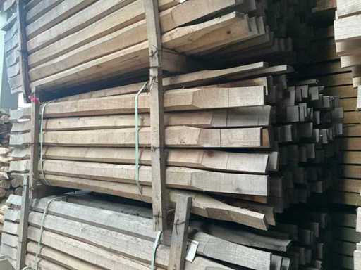 Robinia ligger gezaagd (100x)