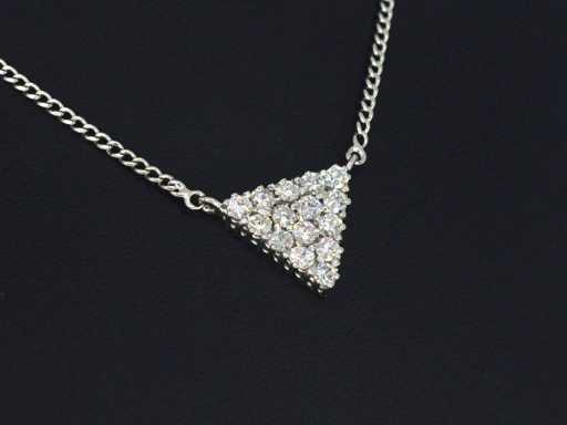Goldene Halskette mit Diamanten in dreieckiger Form