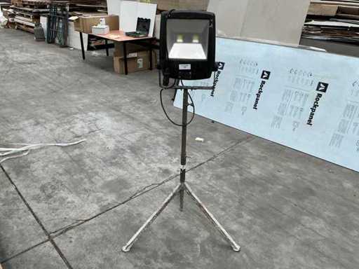 Lumière de construction sur trépied