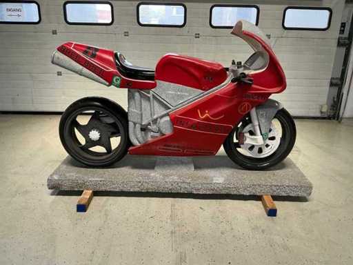 Beeldhouwwerk Motor Ducati racemotor