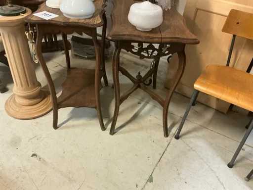 Various side tables (2x)