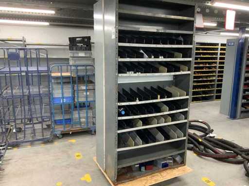 Abteilschrank mit Inhalt (2x)