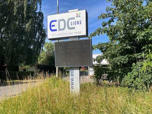 LED scherm met lichtbak op paal