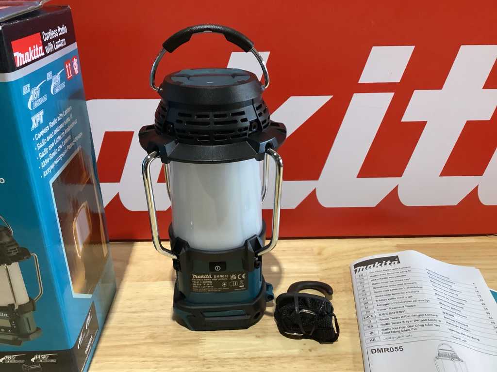 Makita store rechargeable radio