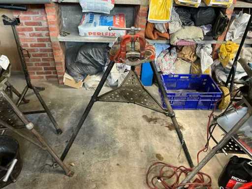 Ridgid Tristand mit Rohrklemme