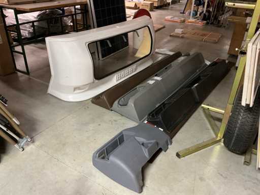 Différentes pièces de pare-chocs de caravane (5x)